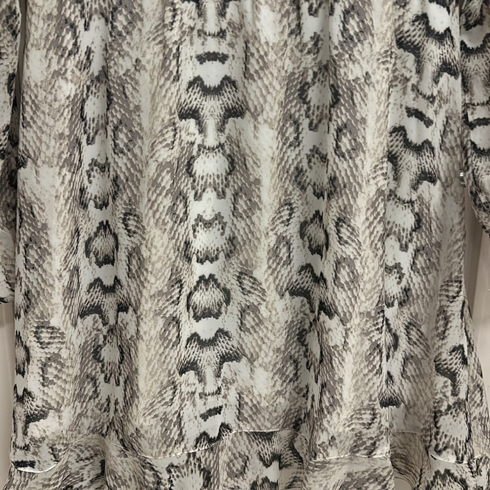 H&M Animal Print dress with matching lining  in B&W with Vneck ! SIze 14! - Picture 9 of 10